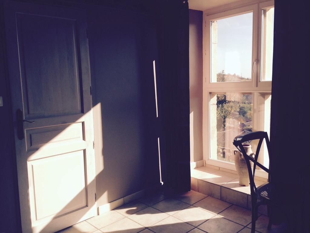 Le Vieux Chateau Bed & Breakfast Leynes Стая снимка